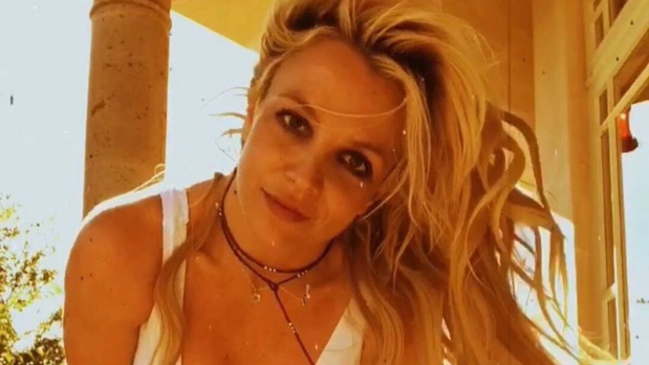 Más diosa que nunca: Britney Spears y un baile sexy con un mini vestido  rojo – Revista Paparazzi