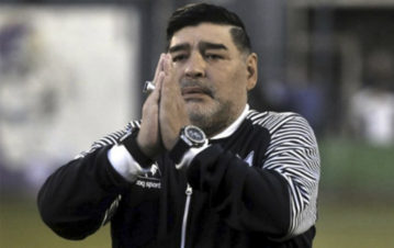 Se filtró una foto de la tumba de Diego Maradona y denuncian que la familia la abandonó: "Había tres ramitos de..."