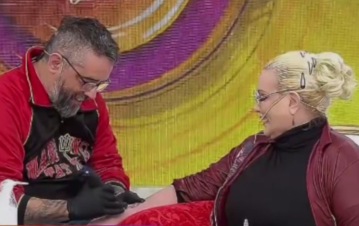 Carmen Barbieri se tatuó en vivo la cara de un mítico cantante en su muñeca: "Me hice a..."