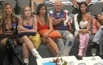 Quién es la participante que se bañó primera en Gran Hermano: "El que quiera mirar, que mire"