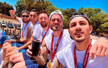 ¡Campeones! La caravana de Lionel Messi y La Scaloneta desbordó de felicidad al pueblo argentino: "Es una locura esto"