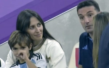 Así festejó Lionel Scaloni con su mujer y sus hijos en la cancha tras ganarle a Croacia en el Mundial de Qatar