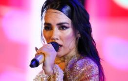 Lali a los besos durante su gira por el país