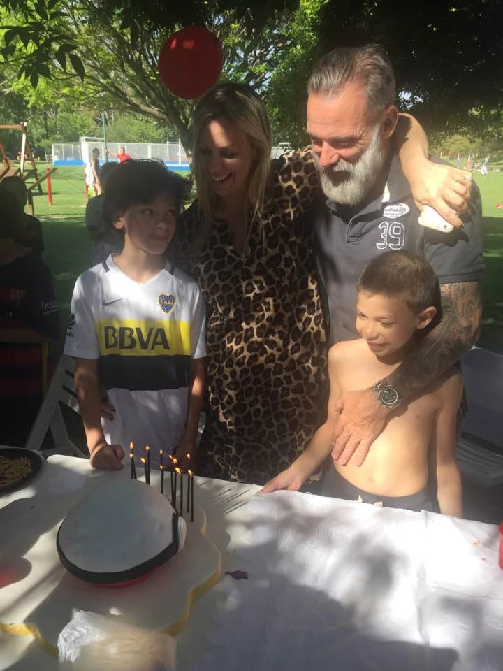 LA FAMILIA EN PLENO EN EL FESTEJO DE UN CUMPLE.