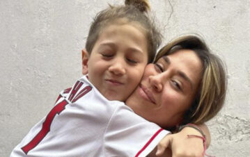 Polémica con Jimena Barón porque pone a trabajar a Momo, su hijo de 9 años: "Le deja una enseñanza"