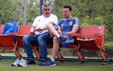 ¿Sigue? Qué se dijeron cara a cara Scaloni y Tapia en Miami: "Hay sombras que..."