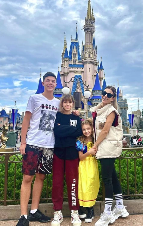 Evangelina Anderson y sus hijos en Disney