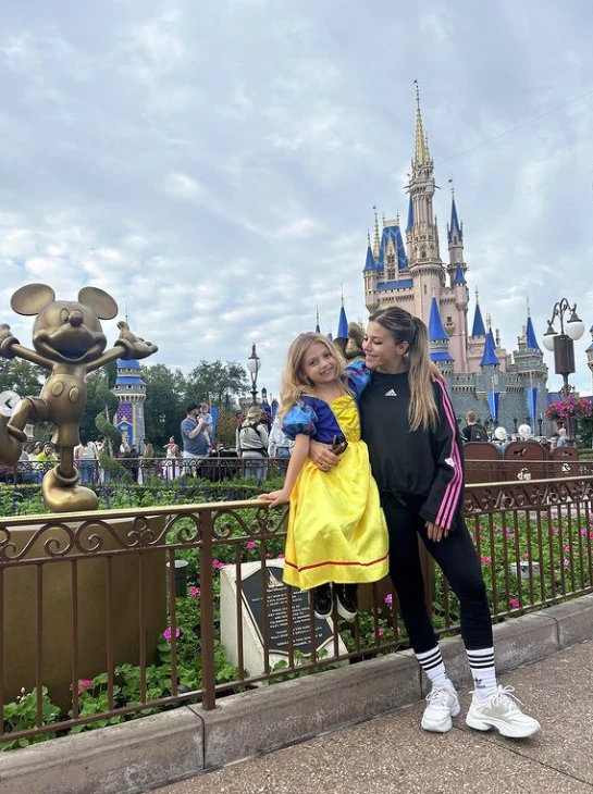 Evangelina Anderson y su hija en Disney
