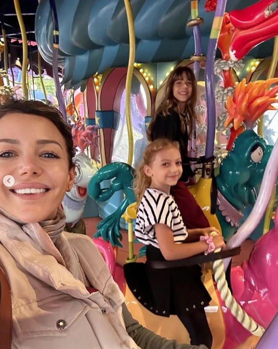 Evangelina Anderson y sus hijas paseando en Disney
