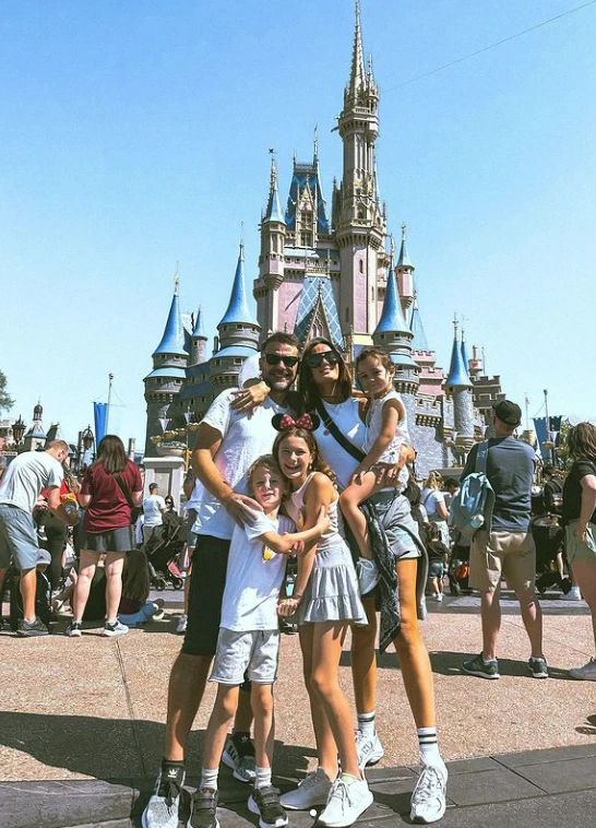 Paula Chaves, Pedro Alfonso y sus hijos en Disney