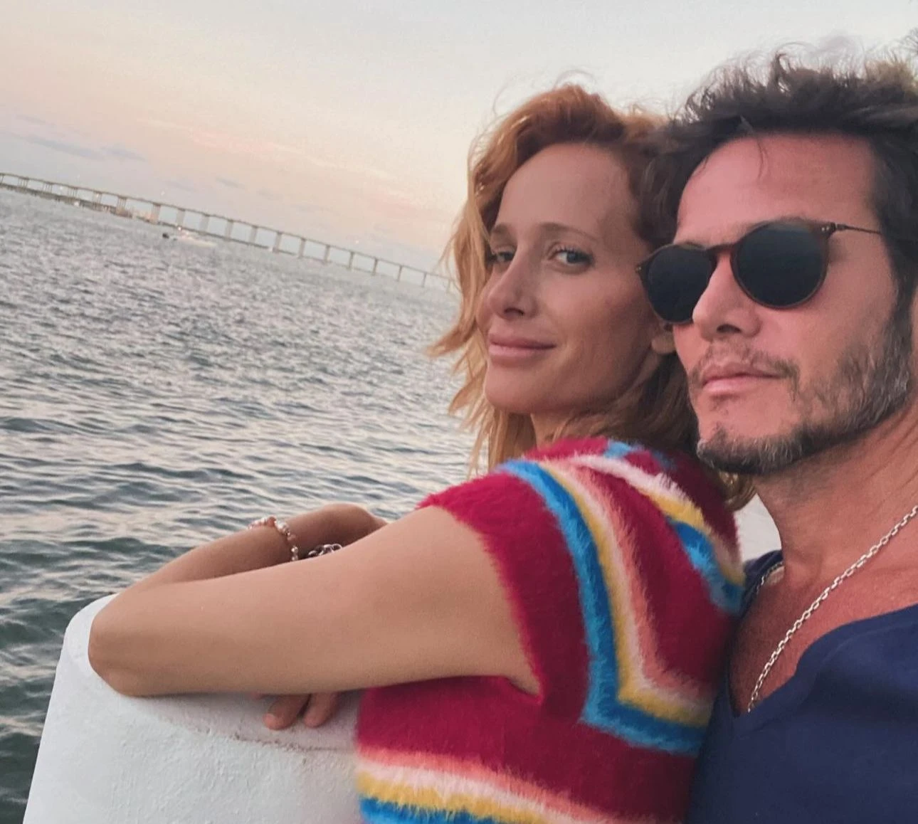 Julieta Prandi y Emanuel Ortega viajaron a Miami y el álbum de fotos dejó  al descubierto su nuevo retoque estético: 