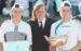 GAUDIO POCOS SEGUNDOS DESPUES DE GANAR ROLAND GARROS: JUNTO A GUILLERMO VILAS, EL OTRO ARGENTINO QUE SE IMPUSO ALLI, Y SU DERROTADO GUILLERMO CORIA.