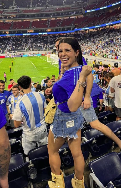 La novia de Enzo Fernández alentando en la cancha a la Selección Argentina