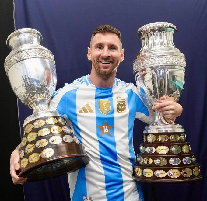 A PESAR DEL DOLOR, LA FELICIDAD DE MESSI CON LAS DOS COPAS AMERICA QUE GANO CON ARGENTINA. CRACK.