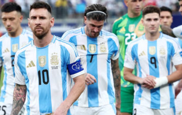 Quién es el famoso que hace 15 días no se saca la remera por una cábala con la Selección Argentina: "Está sin lavar"