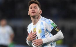 un árbitrro chileno le cambió a messi una camiseta por no expulsarlo.