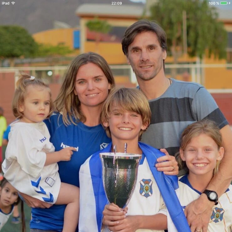 NICO CUANDO ERA UN NENE CON TODA LA FAMILIA. YA JUGABA MUY BIEN A LA PELOTA.