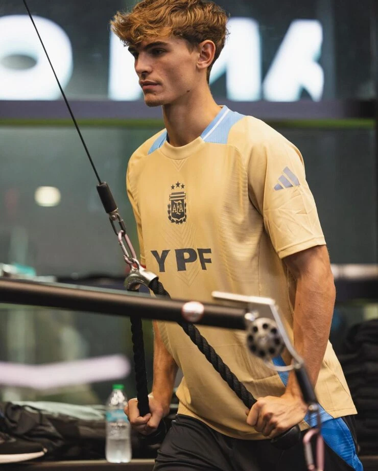 NICO ENTRENANDO CON LA SELECCION Y TIRANDO UN POCO DE FACHA.