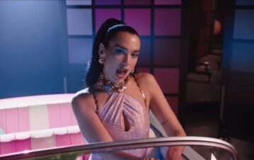 Las fotos de las vacaciones de Dua Lipa en las playas de Australia